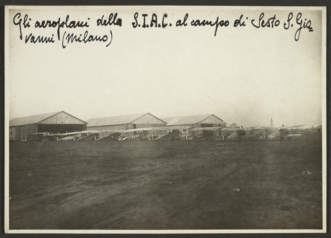 De S.I.A.C. vliegtuigen op het Sesto S. Giovanni veld (Milaan) door Fedele Azari