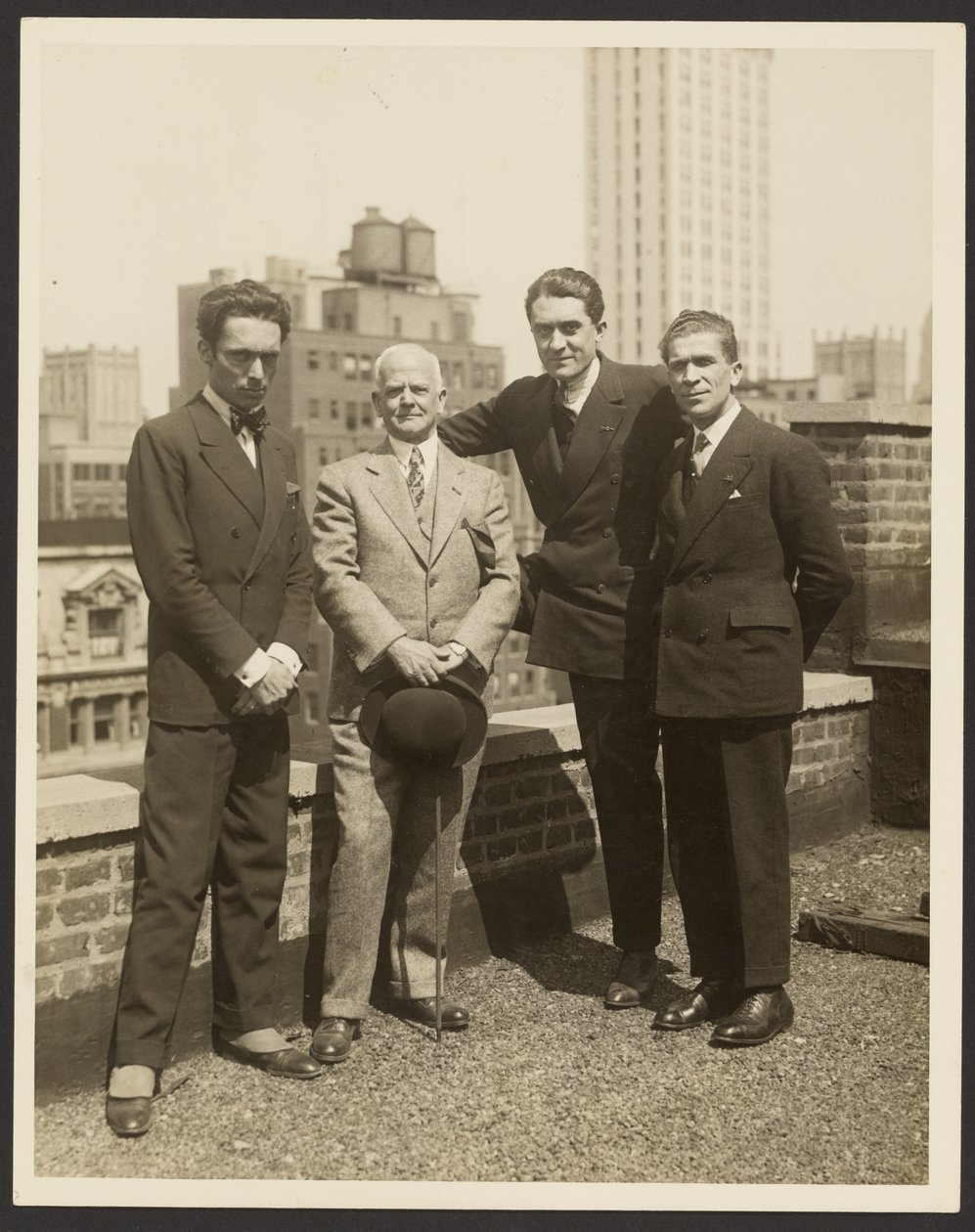 [Groepsportret van F. Vecchi, Dr. Brinton, F. Azari, en O.L. Foletti]. door Fedele Azari