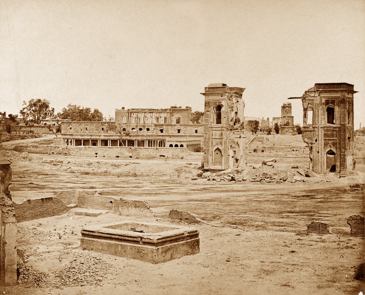Algemeen Uitzicht op de Residentie, Lucknow door Felice Beato