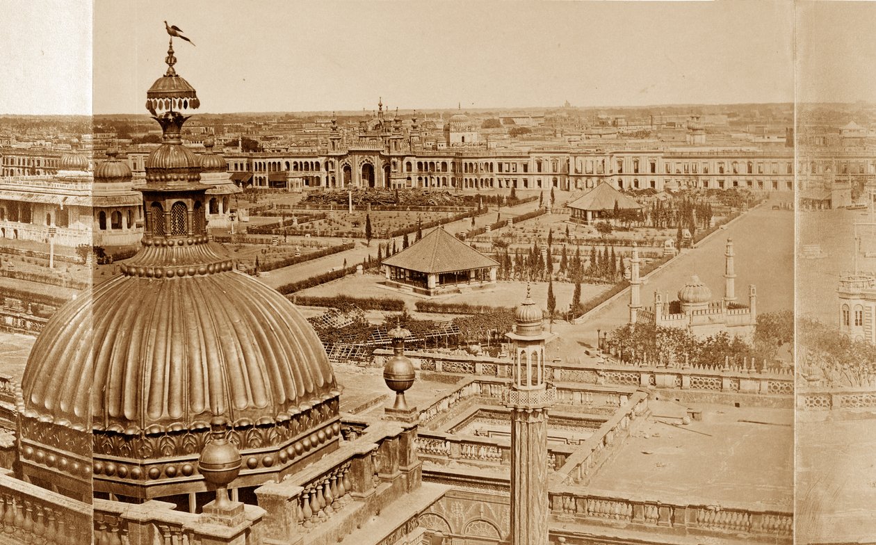 Panoramisch Uitzicht op de Binnenplaatsen van de Residentie, Lucknow door Felice Beato