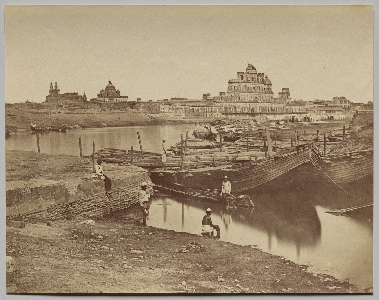 Brug van Boten over de Gumti Rivier nabij de Chattar Manzil en Fusseed Bakah of Oud Paleis door Felice A. Beato