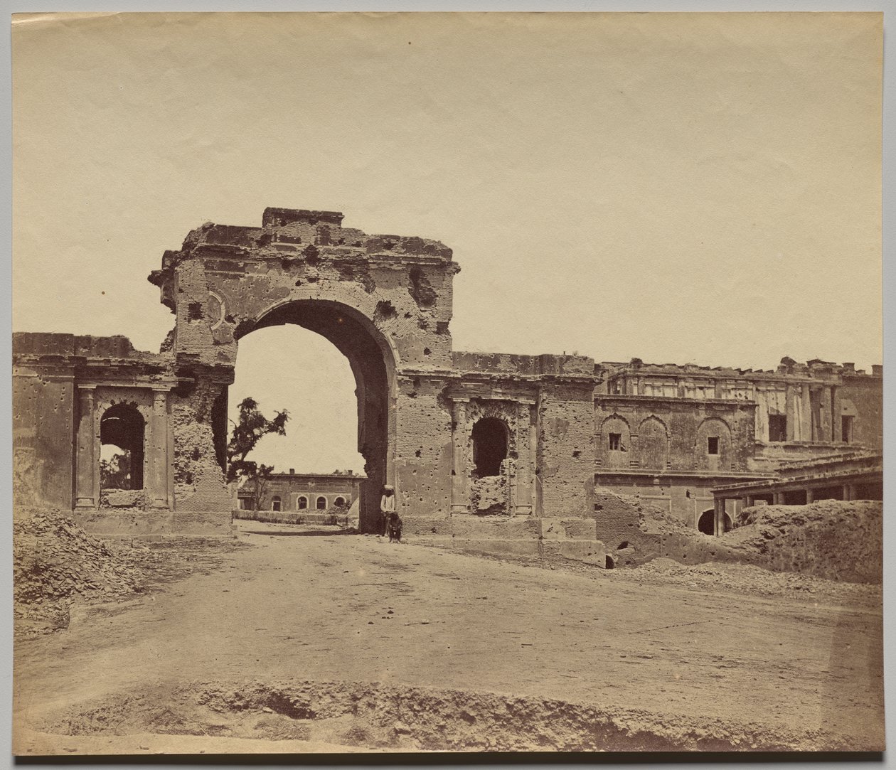 Poort naar de Residentie, gehouden door Kapitein Aitken, 13e Bengal Native Infantry, vaak de Bailee Guard Gate genoemd door Felice A. Beato