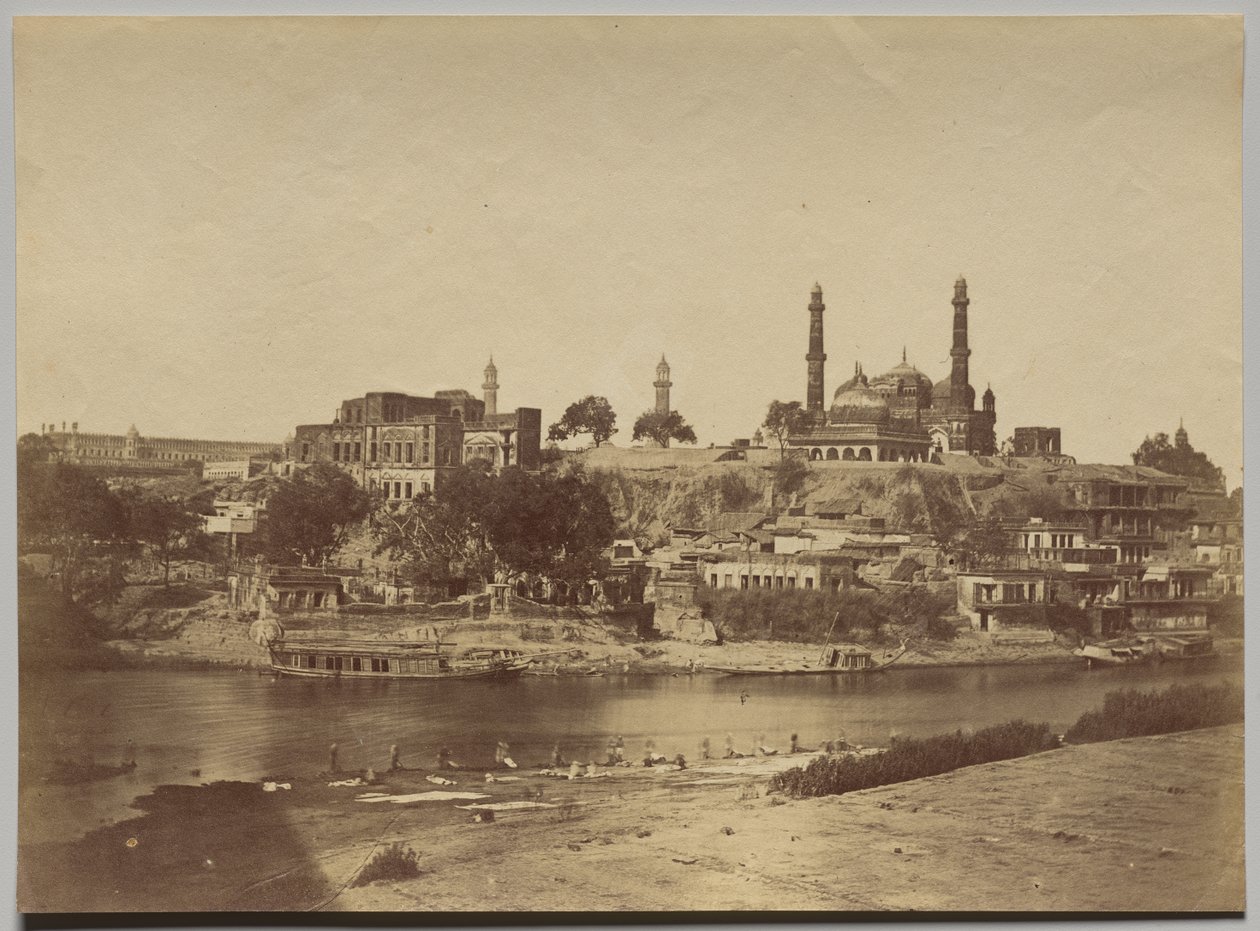 Het Muchee Bhawan Fort en de Gomti Rivier genomen vanaf de Stenen Brug door Felice A. Beato