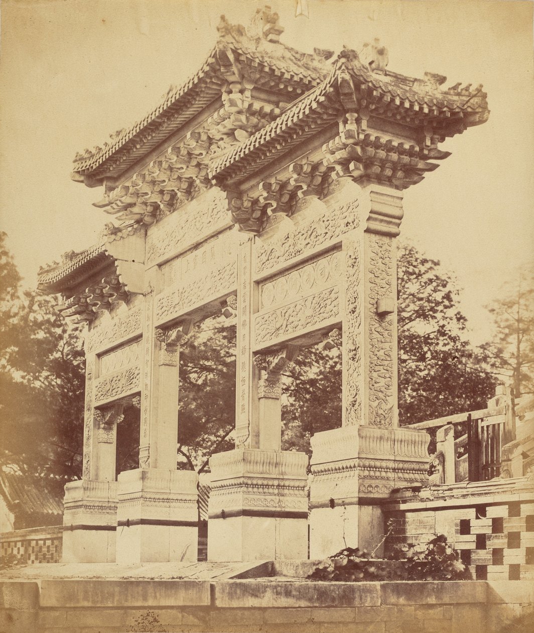 Boog in de Lama-tempel bij Peking, oktober 1860 door Felice Beato