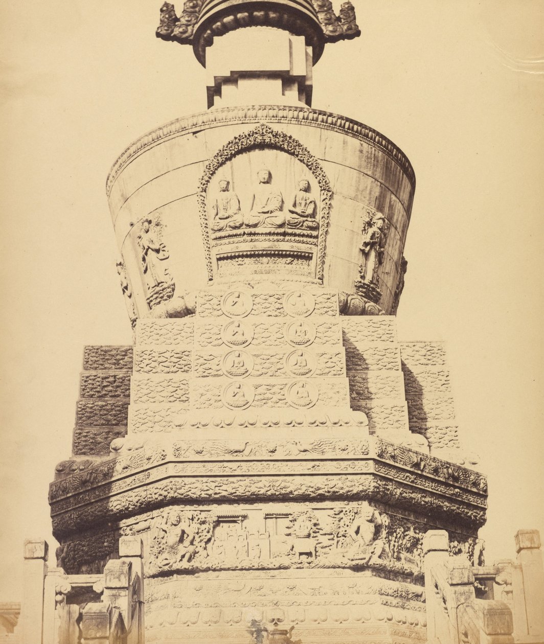 Architectonisch uitzicht op de Lama-tempel bij Peking, oktober 1860 door Felice Beato