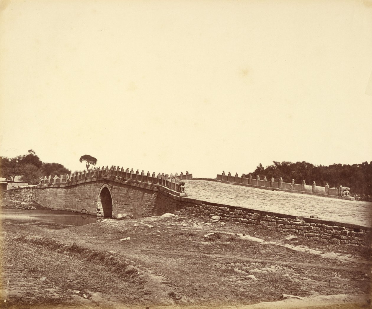 Brug van Pa-lu-chian, de plaats van het gevecht met de keizerlijke Chinese troepen bij Pekin, 21 september 1860 door Felice Beato