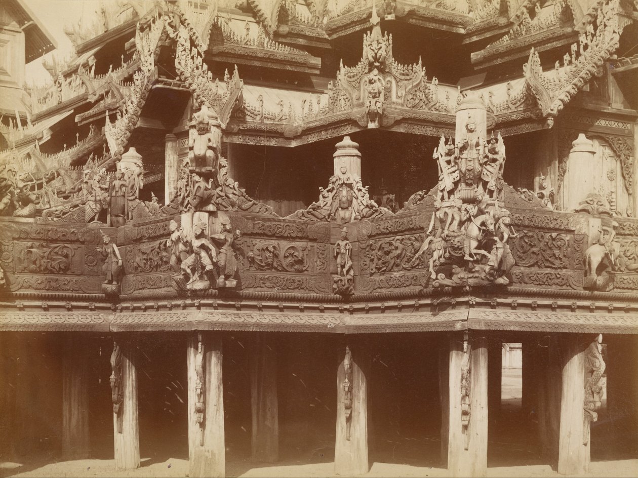 Houtsnijwerk op Balkon, Kyaung in Myingyan door Felice Beato