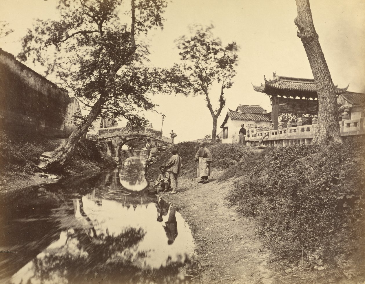 [Chinees uitzicht op een rivier en een brug in een dorp met verschillende Chinezen]. door Felice Beato