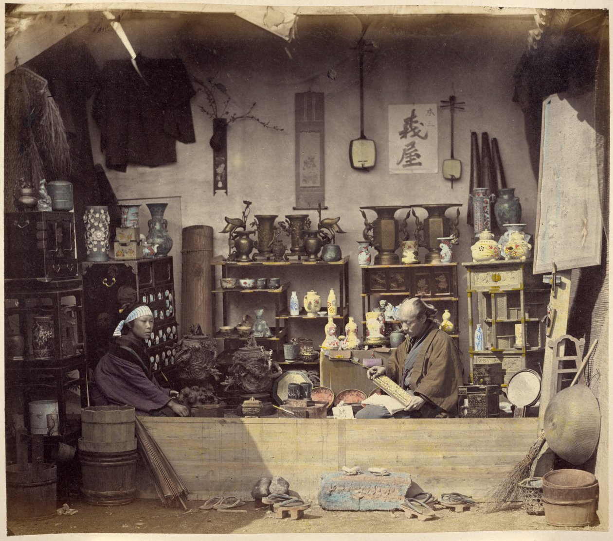 Curio Shop door Felice Beato