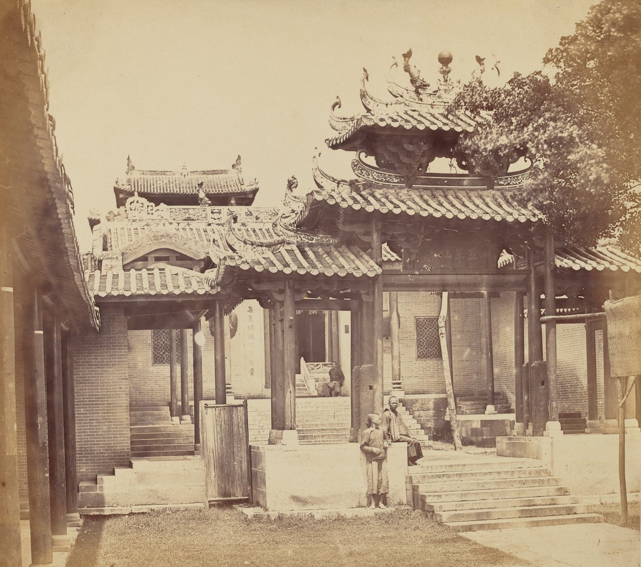 Ingang van de Vijf Genii Tempel, Canton, April 1860 door Felice Beato