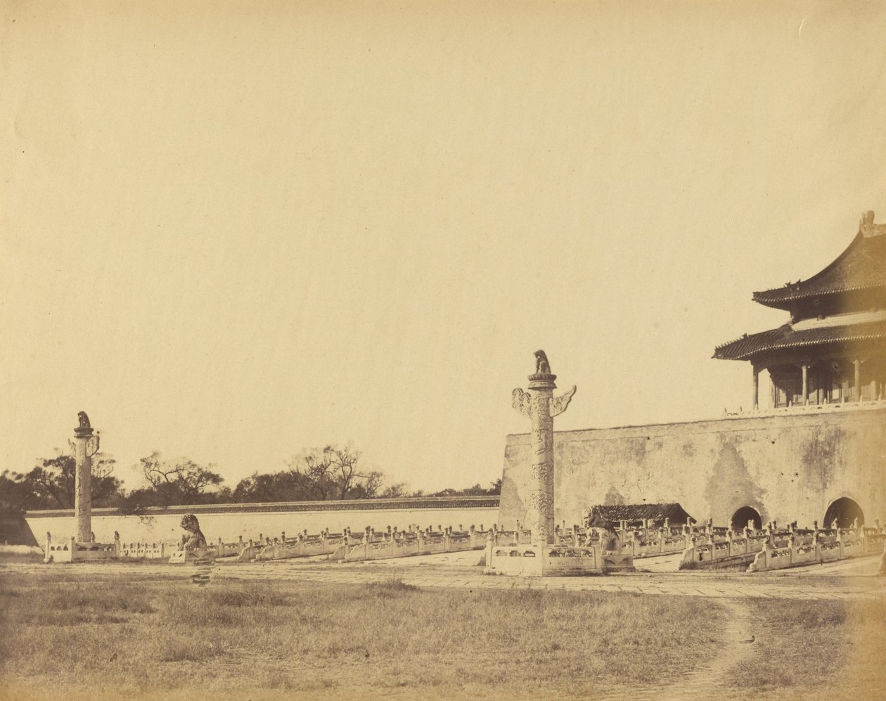 Ingang van het winterpaleis, Peking, oktober 1860 door Felice Beato