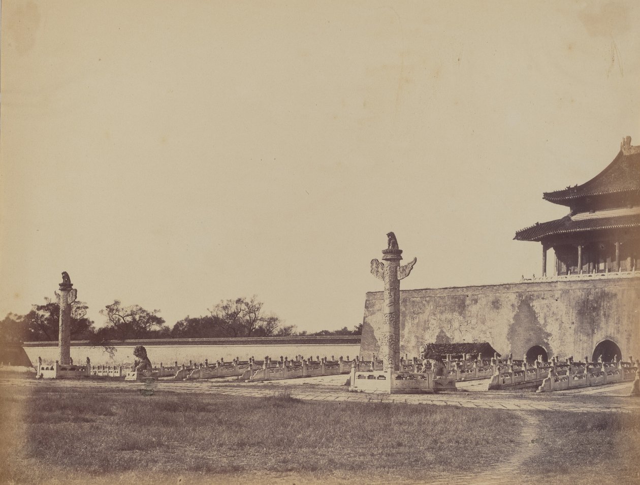 Ingang van het Winterpaleis, Peking, 29 oktober 1860, 1860 door Felice Beato