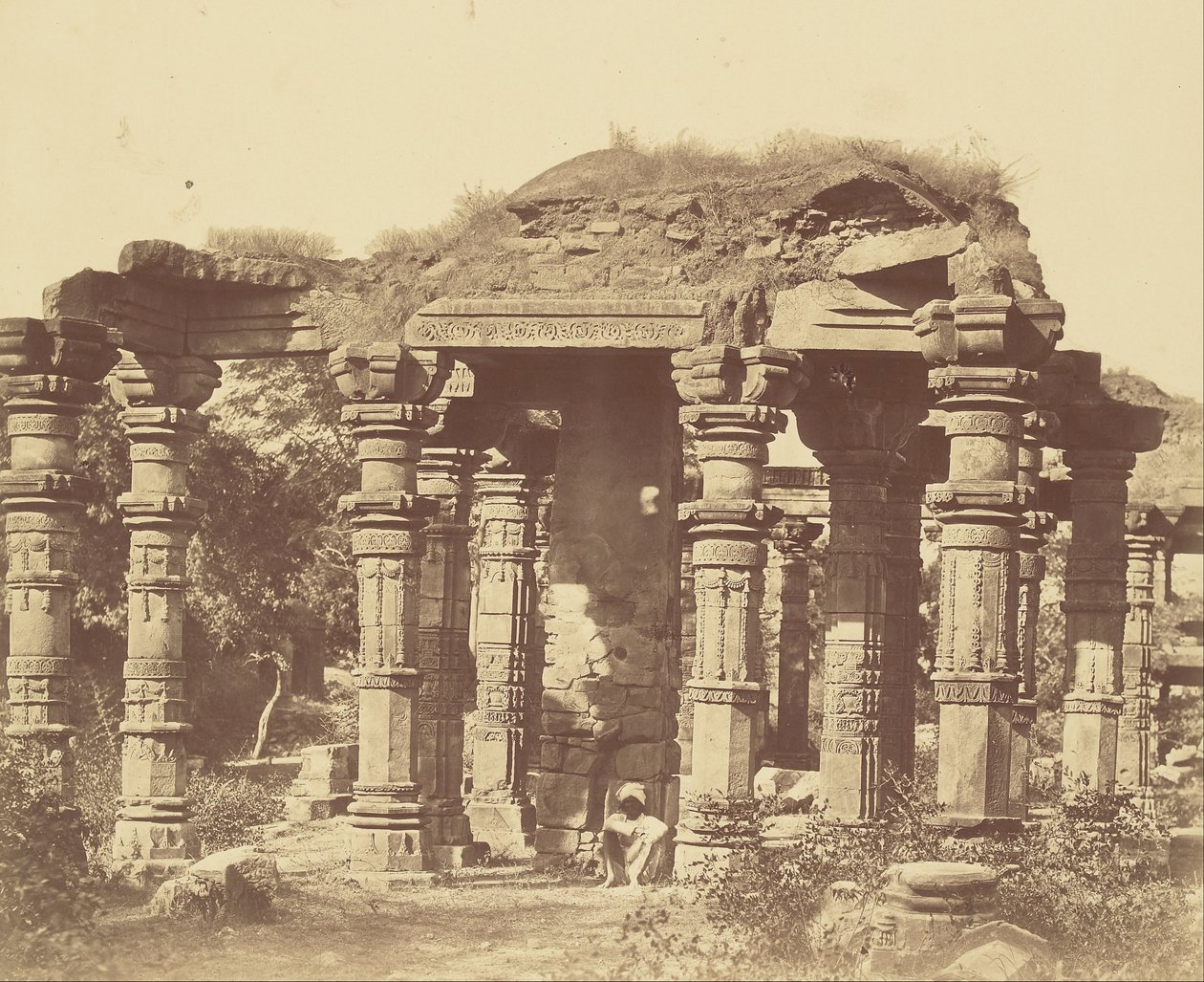 Exterieur van de Hindoe Tempel in Kootub door Felice Beato