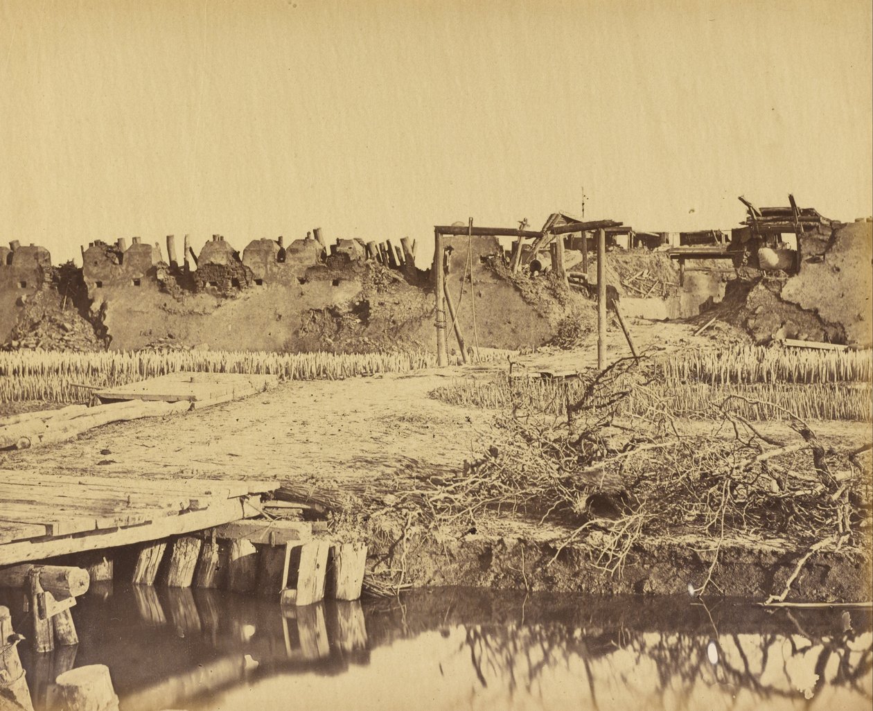 Exterieur van het Noord Fort met de Engelse ingang 21 augustus 1860 door Felice Beato