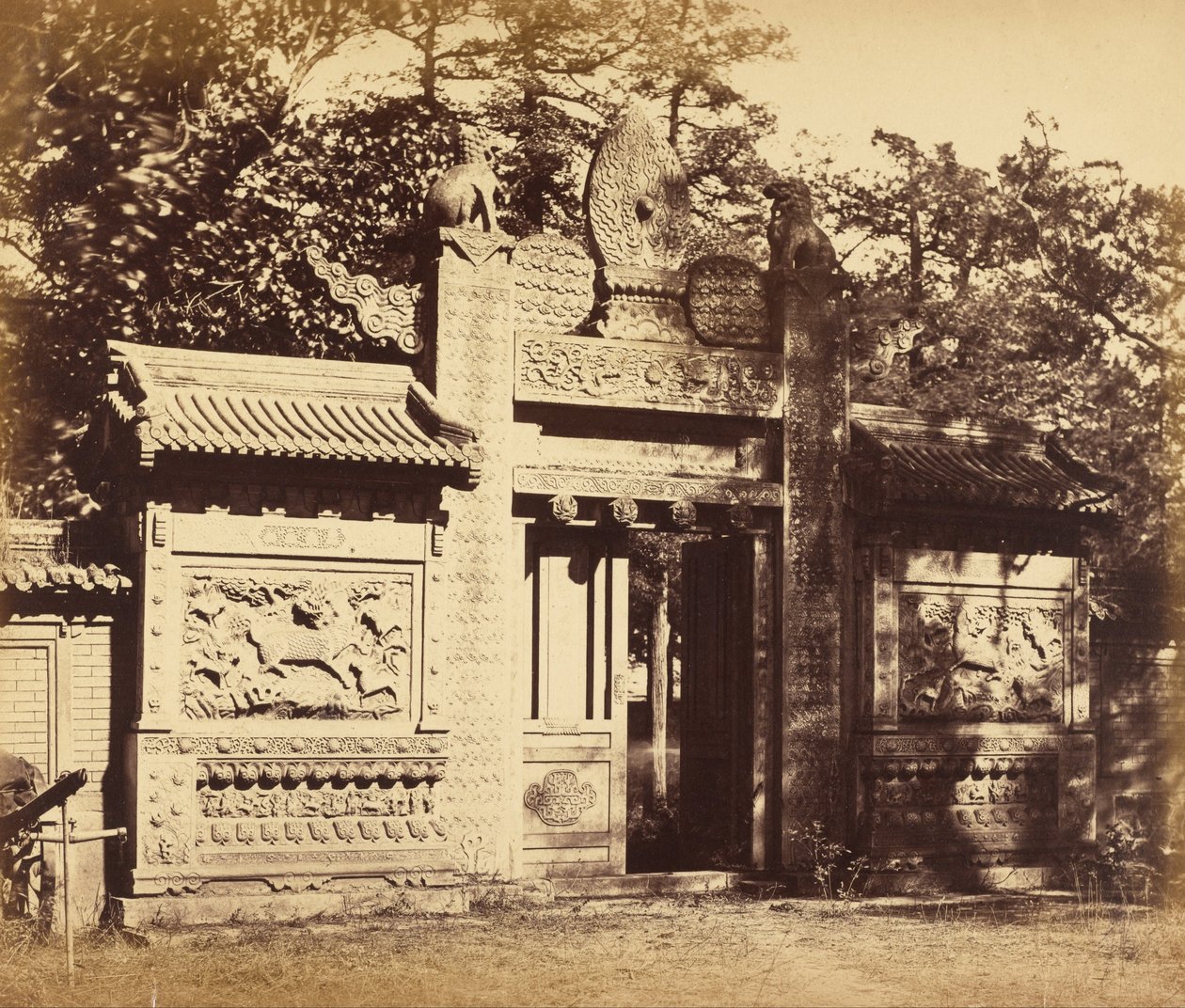 Exterieur van het grafdepot, nabij Peking, oktober 1860 door Felice Beato