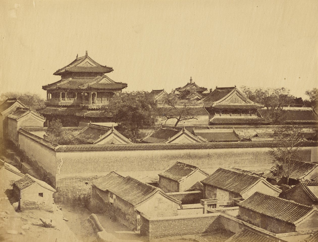 Eerste aanzicht van Peking, genomen vanaf de Antin-poort, oktober 1860 door Felice Beato