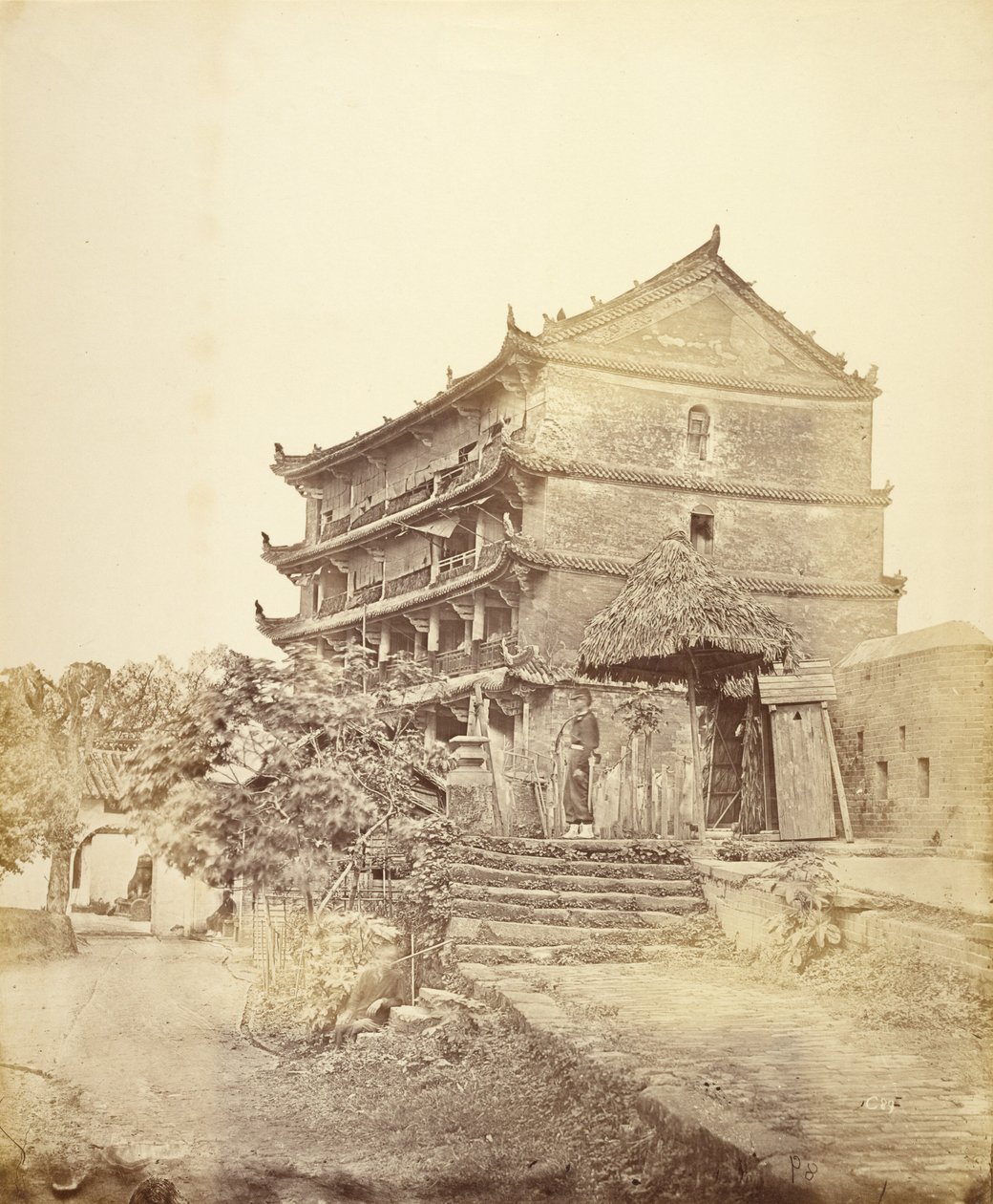 [Pagode met vijf verdiepingen, Kanton, China]. door Felice Beato