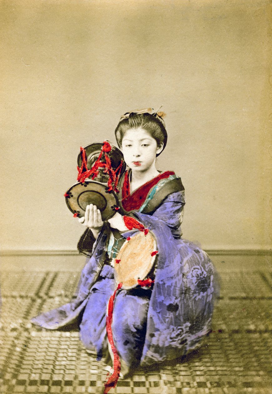 Geisha speelt de tsuzumi, Japan, 1882 door Felice Beato