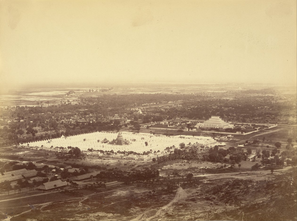 Algemeen Uitzicht op Mandalay vanaf Mandalay Hill met de 450 Pagodes en de Onovertroffen Pagode door Felice Beato