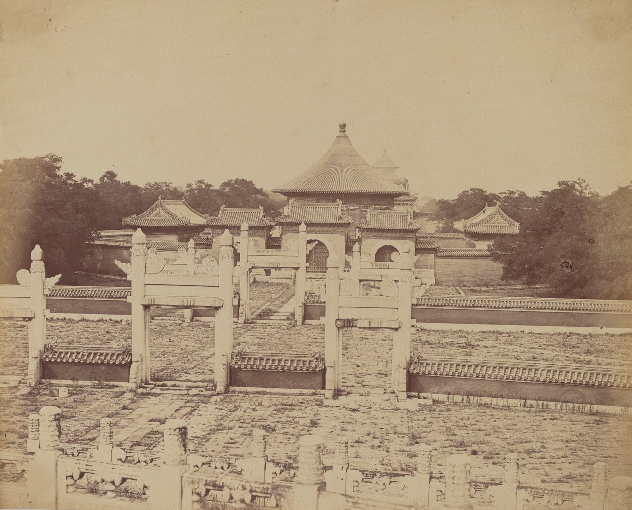 Interieur en Bogen van de Tempel van de Hemel Waar de Keizer Eens per Jaar Offert, in de Chinese Stad Peking, Oktober 1860 door Felice Beato