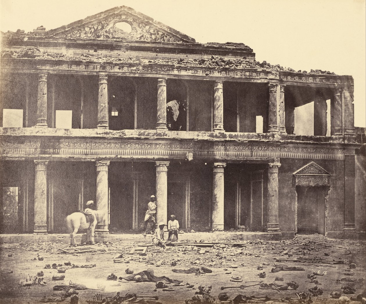 Interieur van Secundra Bagh na het Bloedbad door Felice Beato