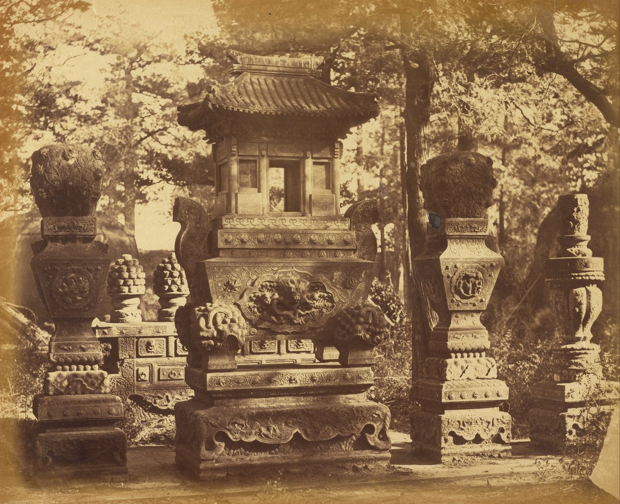 Interieur van het graf bij het depot bij Peking, oktober 1860 door Felice Beato