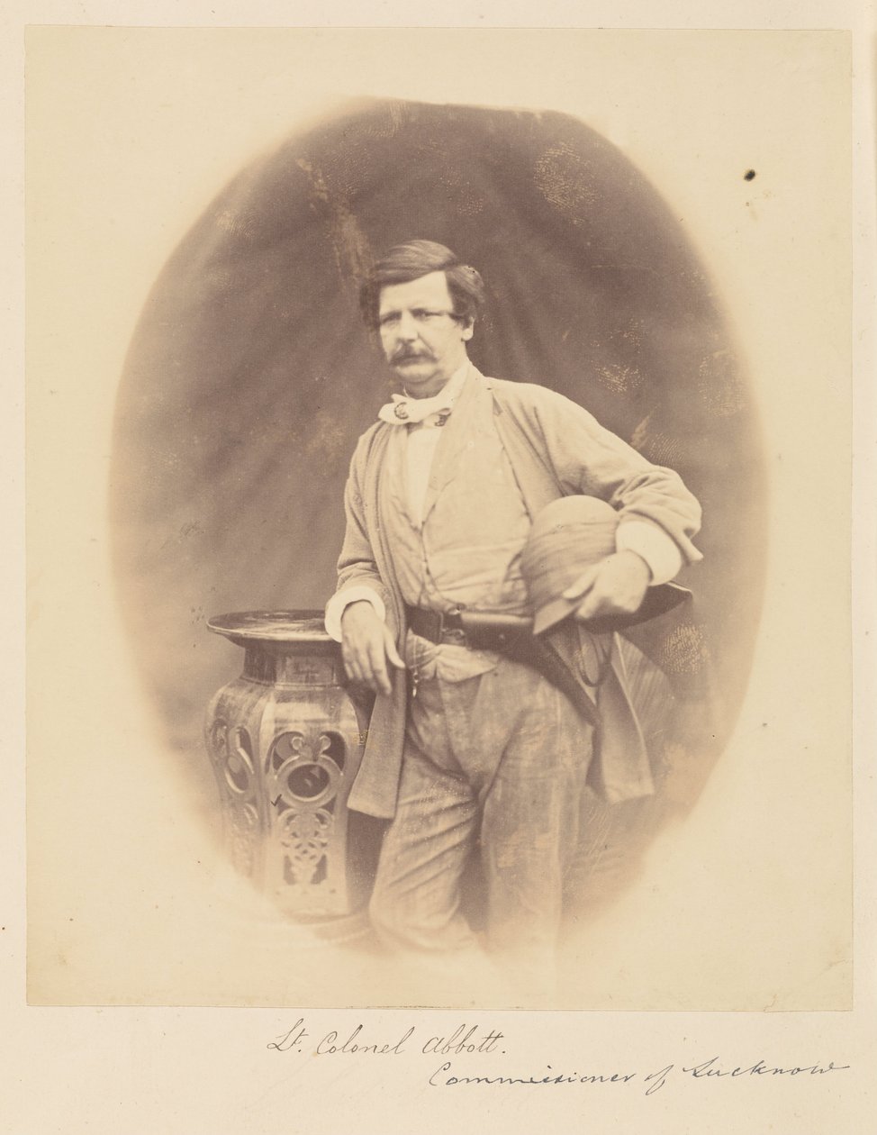 Luitenant-Kolonel Abbott, Commissaris van Lucknow door Felice Beato