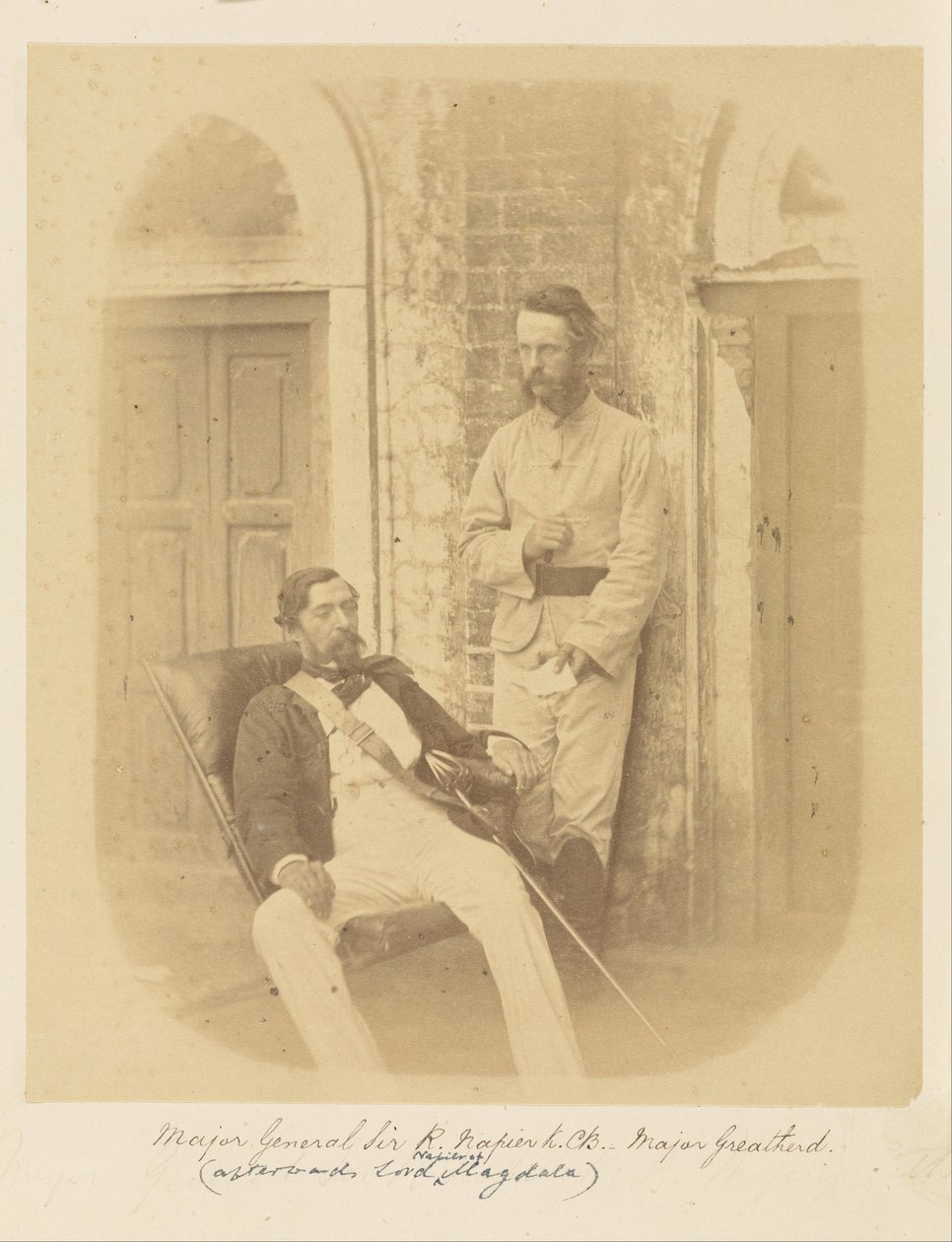 Luitenant-generaal Sir R. Napier, K.C.B., en Majoor Greatherd door Felice Beato