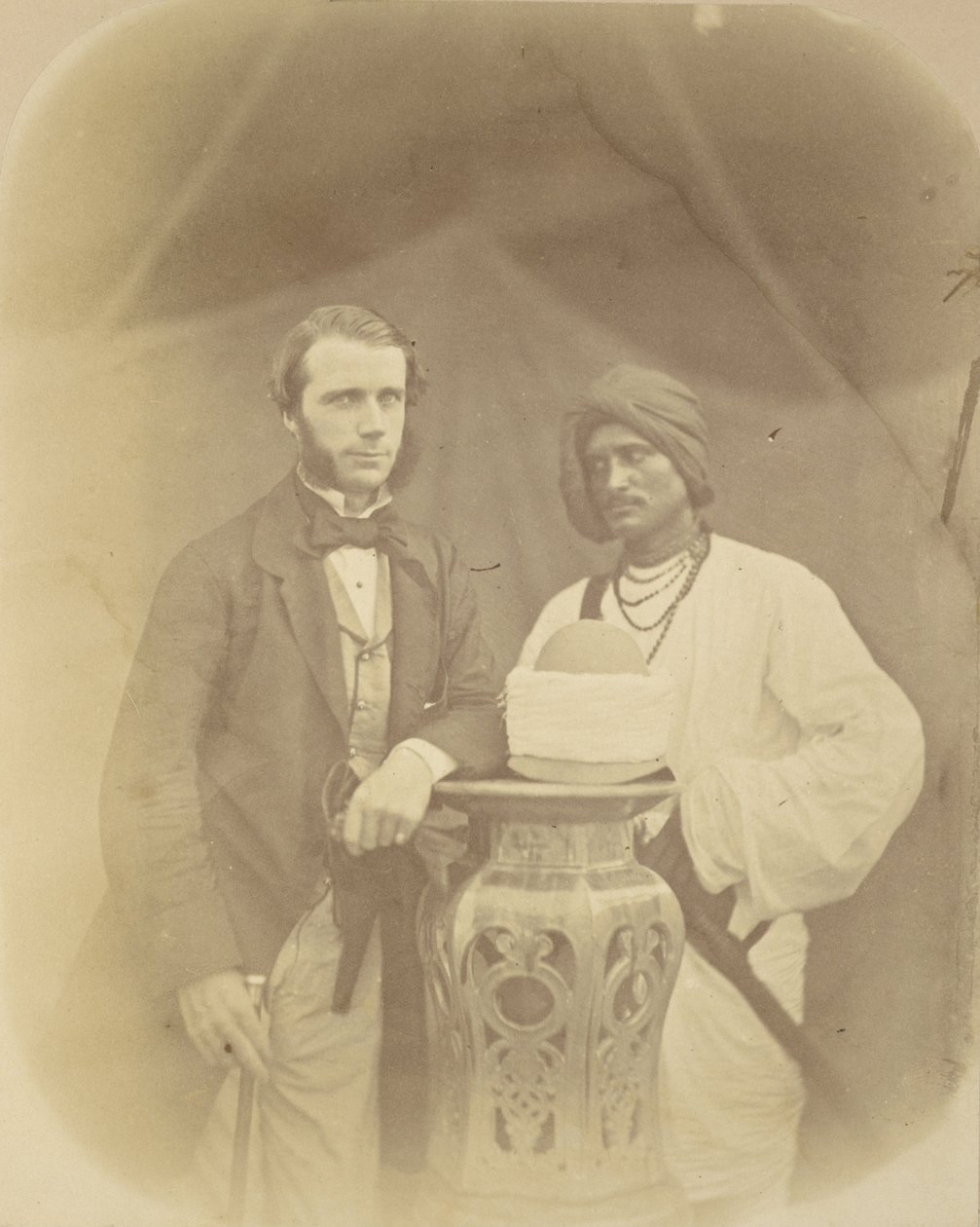 Portret van J.D. Forsyth, Esq., C.S. Sec., Hoofdcommandant in Oude met zijn Indiase dienaar door Felice Beato
