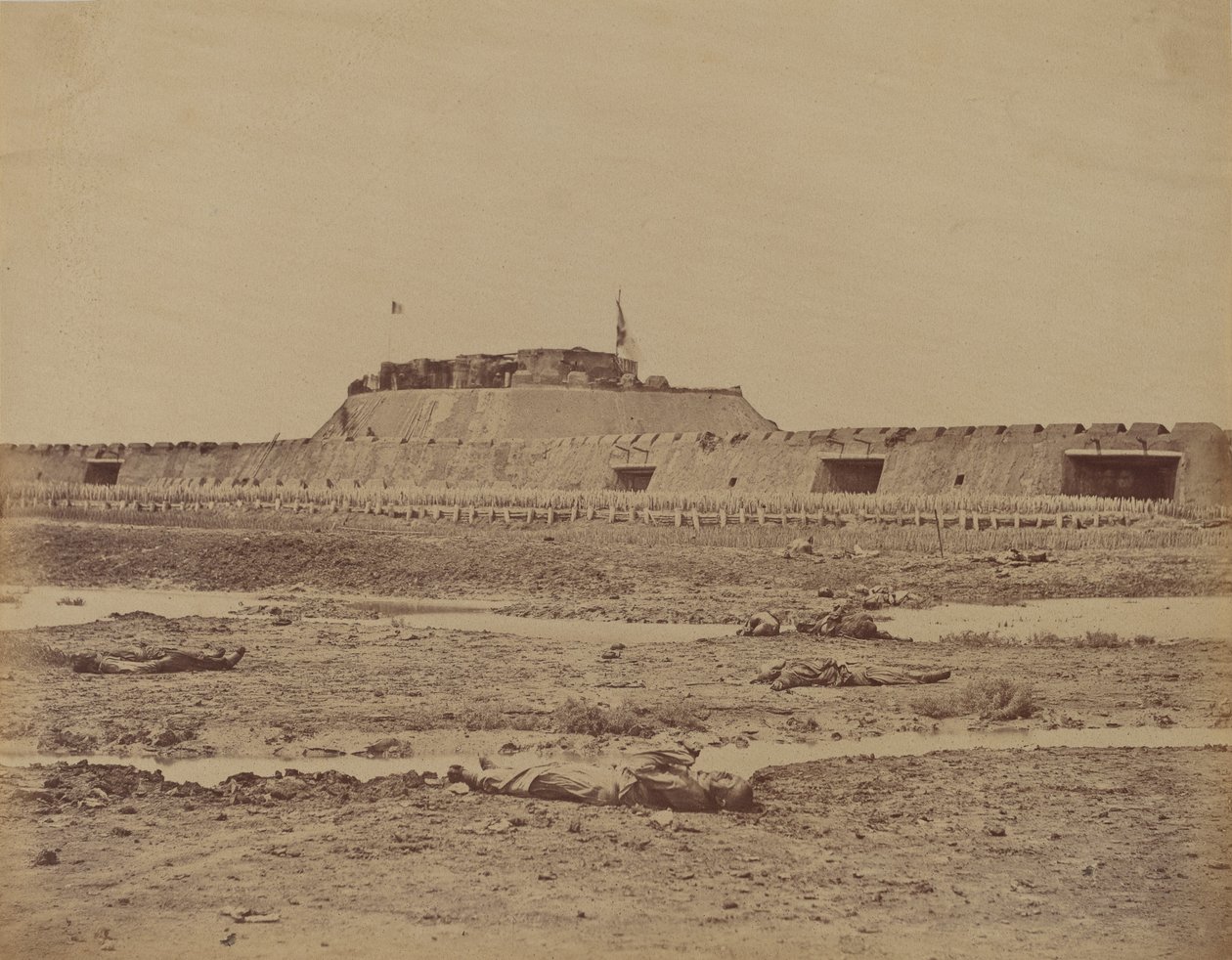 Achterkant van het Noordfort na de verovering, met de terugtocht van het Chinese leger, 21 augustus 1860 door Felice Beato