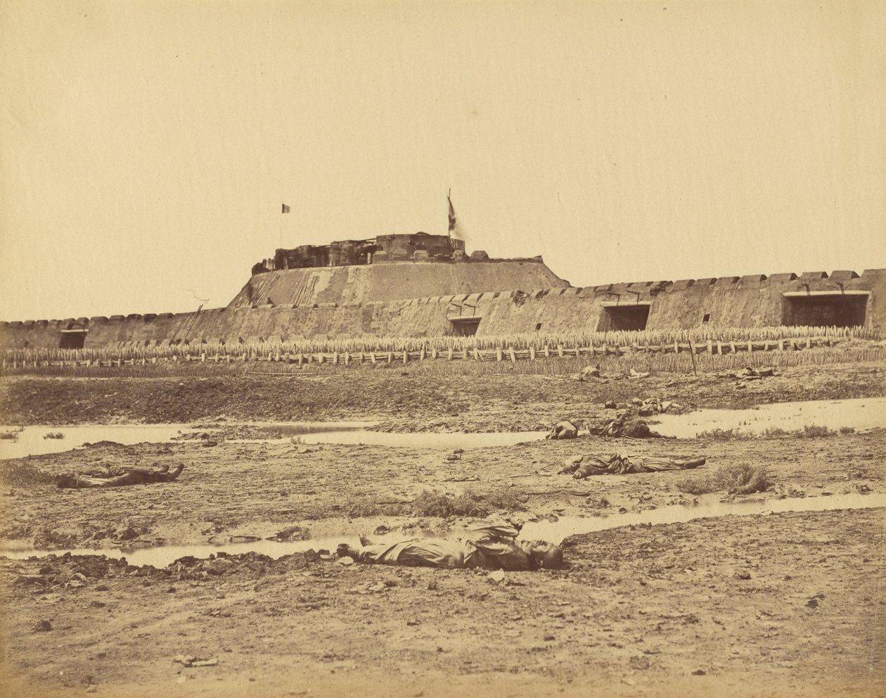 Achterkant van het Noordfort met de terugtocht van het Chinese leger, 21 augustus 1860 door Felice Beato