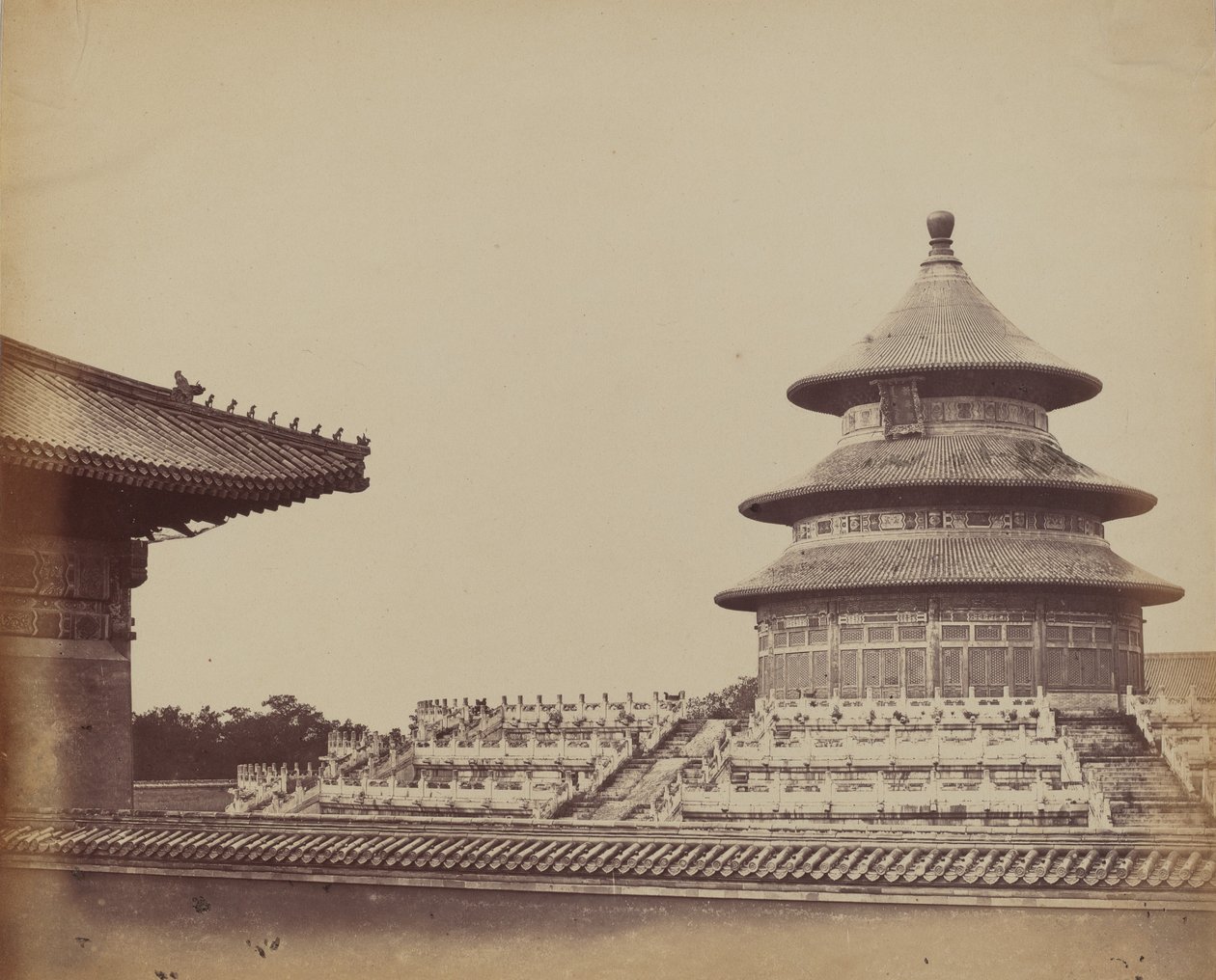 Tempel van de Hemel vanaf de plaats waar de priesters worden verbrand, in de Chinese stad Peking, oktober 1860 door Felice Beato