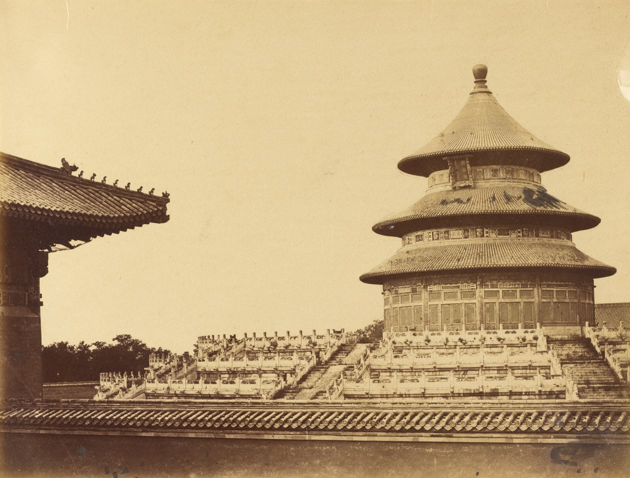Tempel van de Hemel vanaf de plaats waar de priesters worden verbrand in de Chinese stad Pekin. Oktober 1860 door Felice Beato