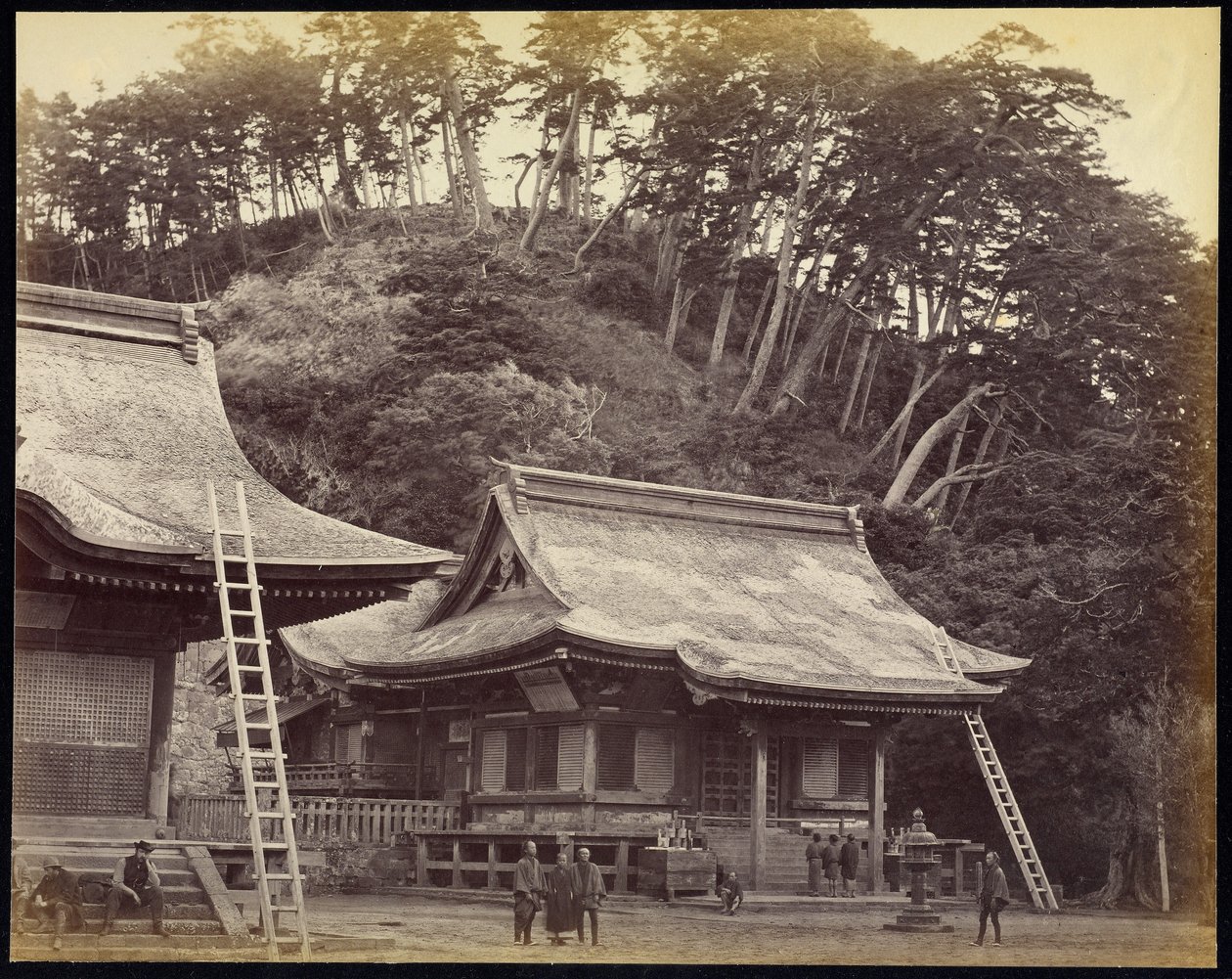 De Hatchiman-tempel, Kamakura door Felice Beato