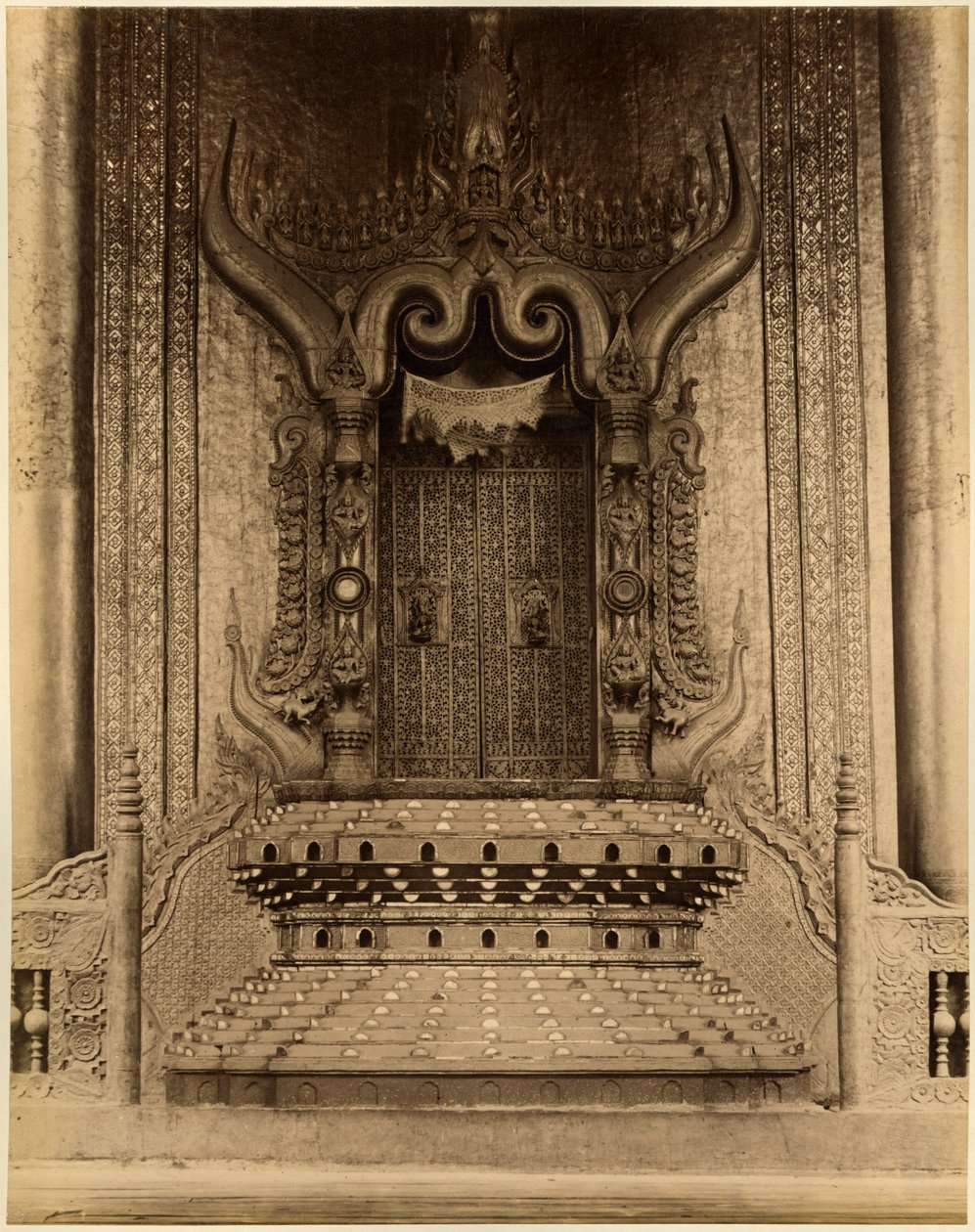 De The-ha-thana of de Leeuwentroon in de Myei-nan of Hoofd Audience Hall in het paleis van Mandalay, Birma, eind 19e eeuw (albumine print) door Felice Beato