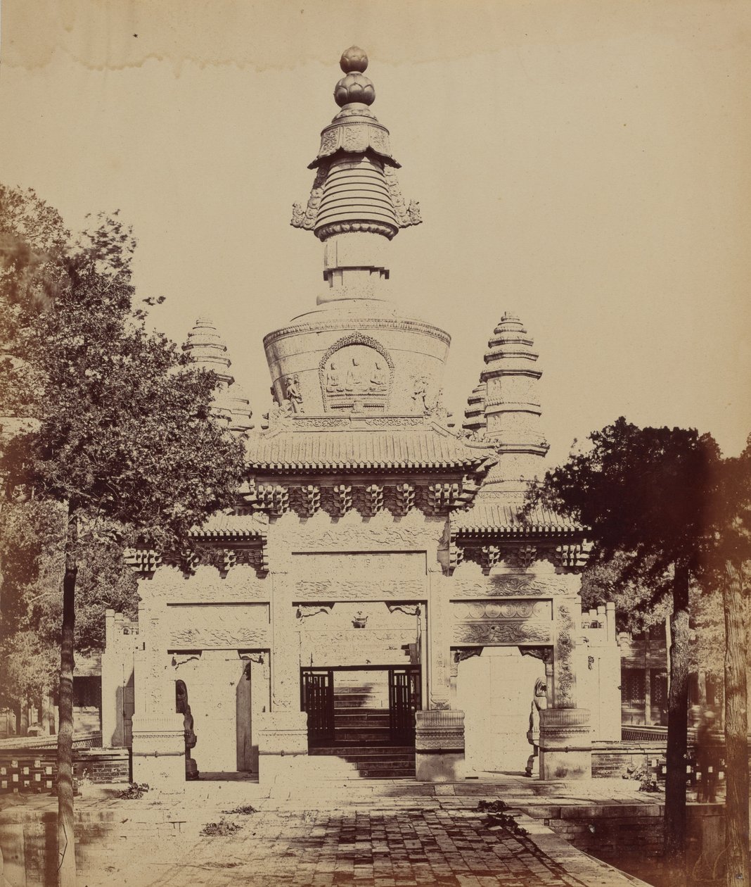 Thibetaans monument in de Lama-tempel, Peking, oktober 1860 door Felice Beato