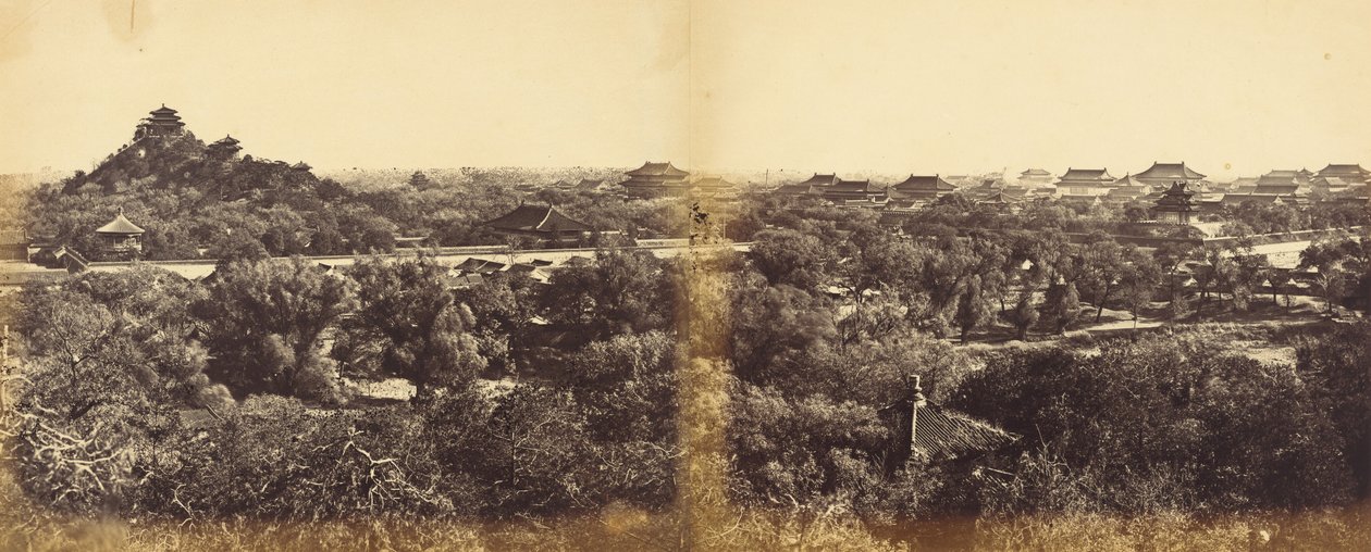 Uitzicht op het Keizerlijk Winterpaleis, Peking, met de Kunstmatige Heuvel, 29 oktober 1860, 1860 door Felice Beato