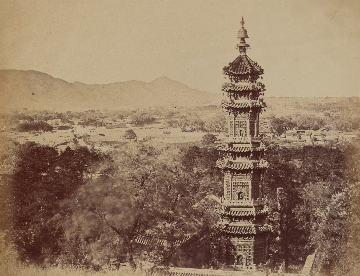 Uitzicht op het Zomerpaleis Yuen Min Yuen, Peking, met de Pagode voor de Verbranding, Oktober 1860 door Felice Beato