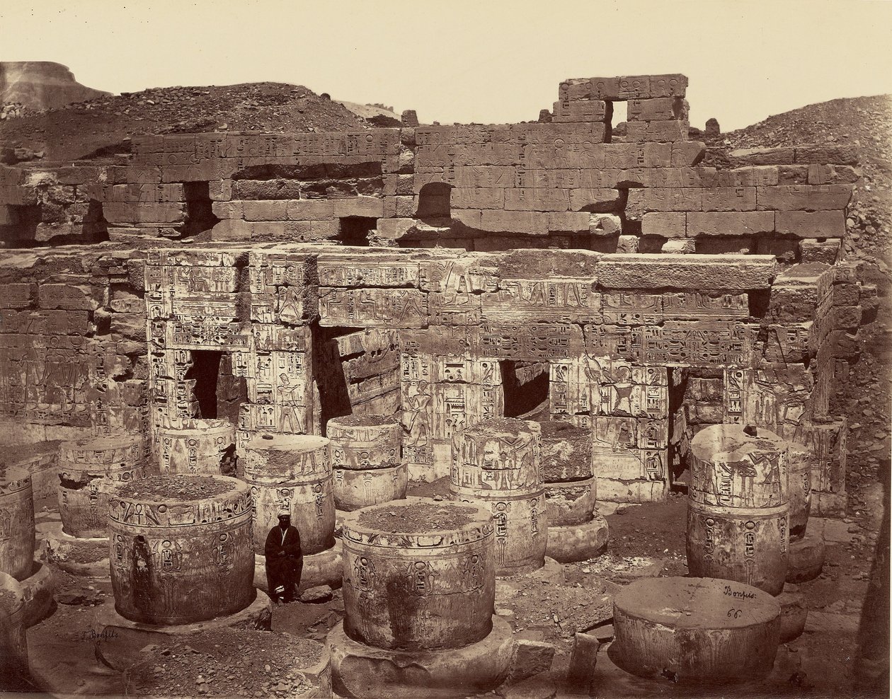3e binnenplaats van de Grote Tempel van Medinet-Abu, of de zuilen. Thebe door Félix Bonfils