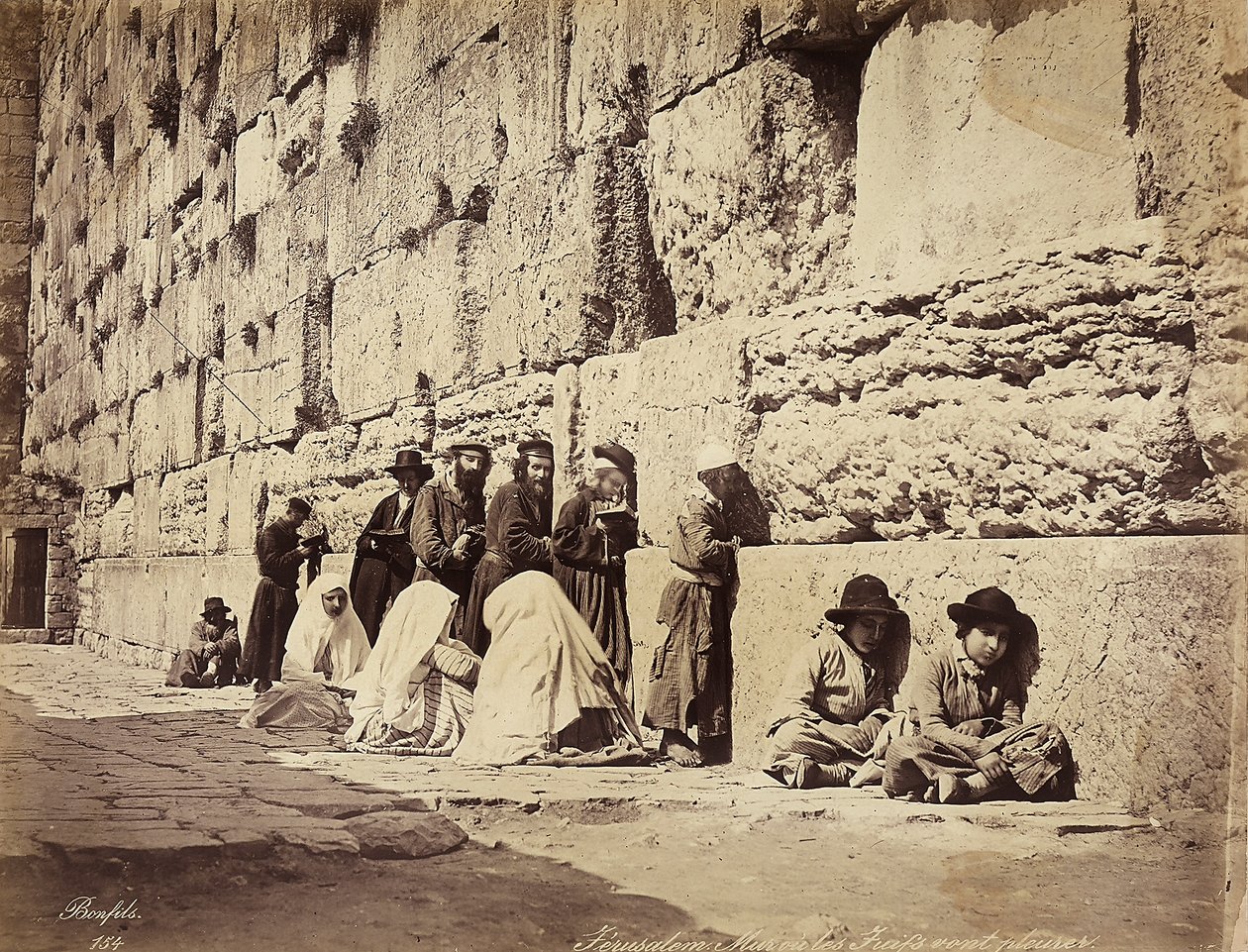 Een groep Israëlieten die bidden bij de Klaagmuur (of Westelijke Muur), Jeruzalem door Félix Bonfils