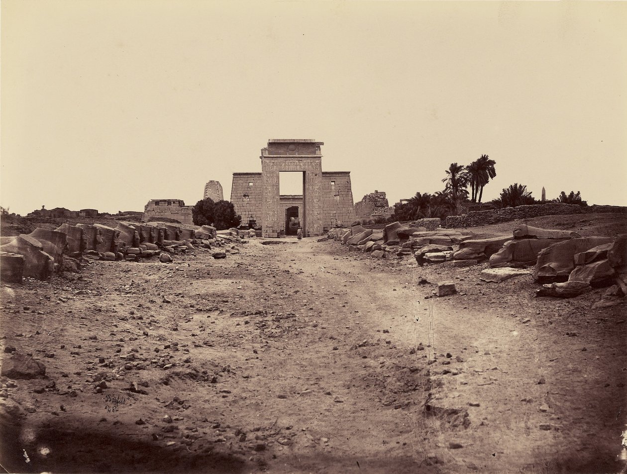 Sfinxenlaan en Ptolemeïsch propylon, Karnak, Thebe door Félix Bonfils