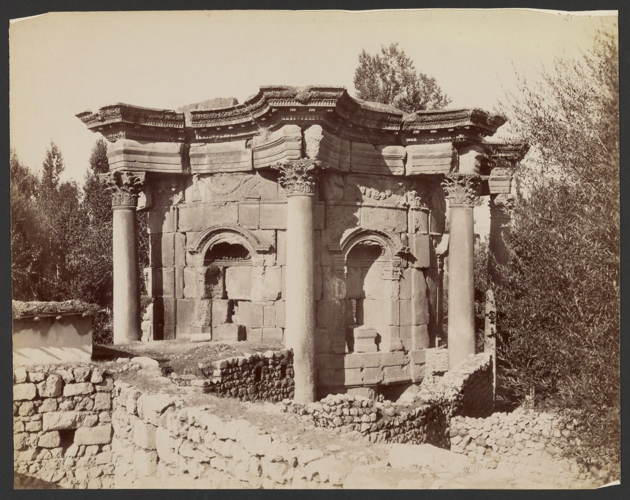 Baalbek, tempel van Venus door Félix Bonfils