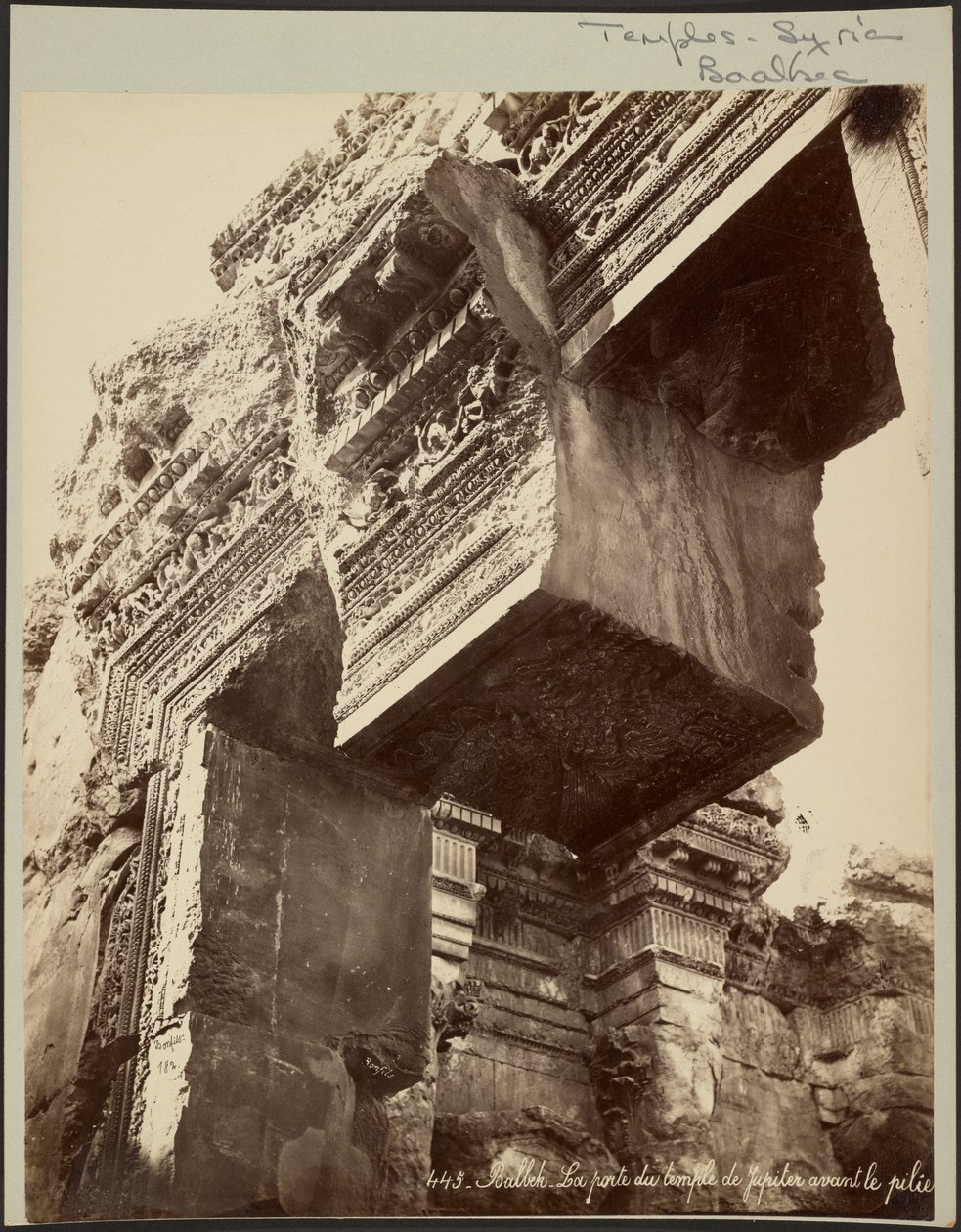 Baalbek, de poort van de tempel van Jupiter vóór de zuil door Félix Bonfils