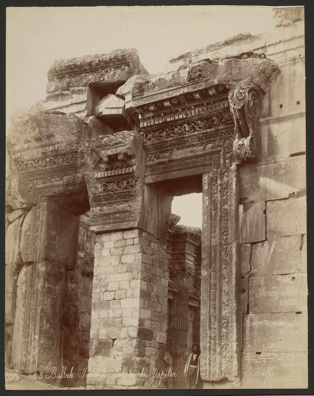 Baalbek, poort van de tempel van Jupiter door Félix Bonfils