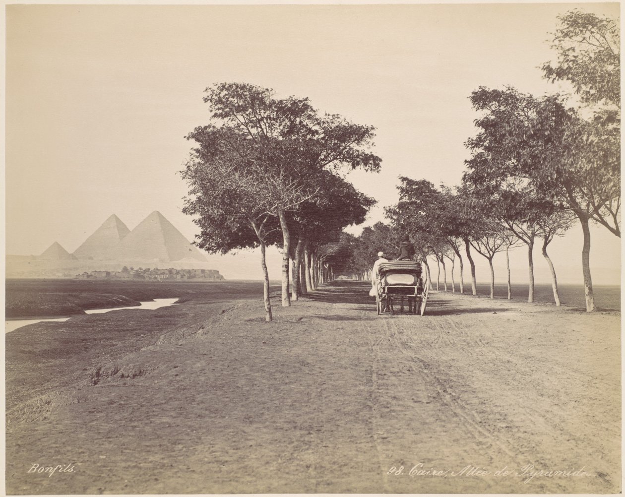 Caïro. Pyramidenlaan door Félix Bonfils