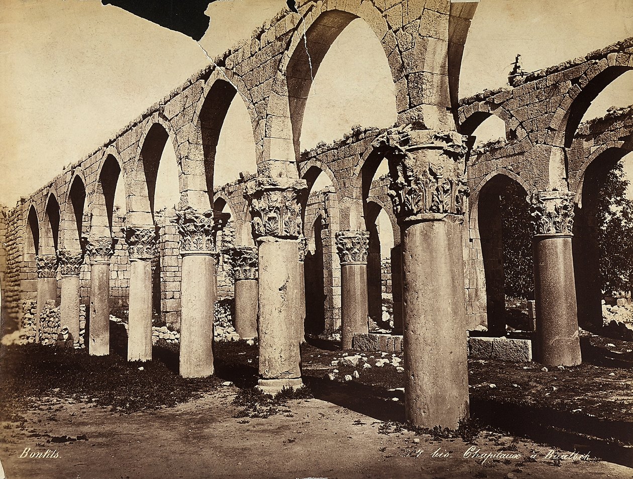 Kolommen en bogen in de archeologische zone van Heliopolis of Baalbek, Libanon door Félix Bonfils