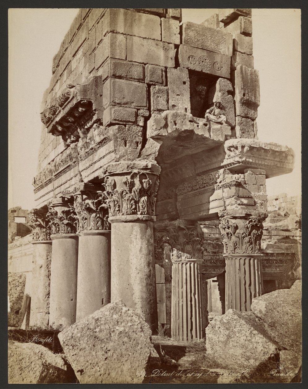 Detail van de kapitelen van de pronaos in Baalbek door Félix Bonfils