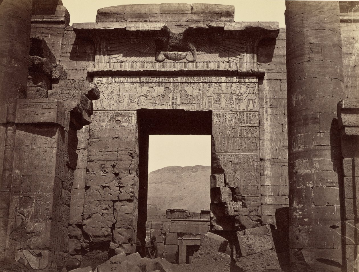 Details van de toegangspoort tot de tempel, Medinet Habu door Félix Bonfils