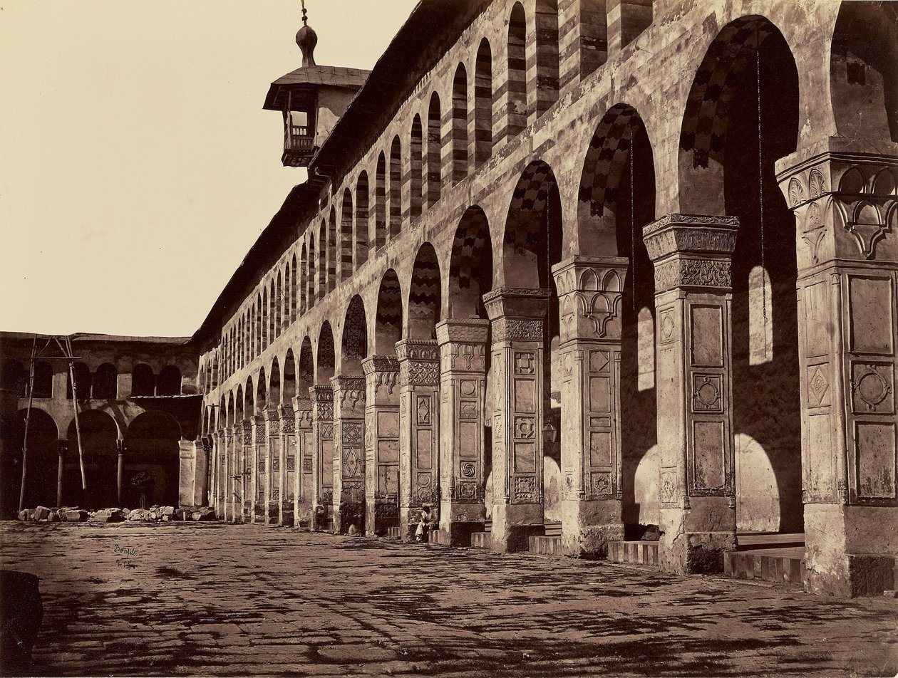 Enfilade van de Grote Moskee, zuidzijde, op de binnenplaats (Damascus) door Félix Bonfils