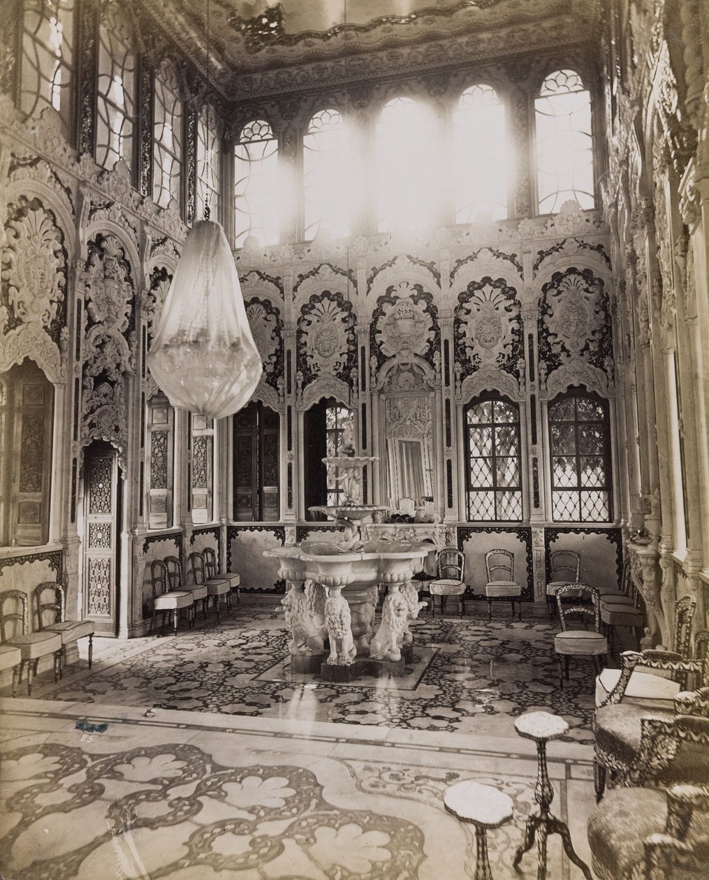 Het interieur van een huis in Damascus door Félix Bonfils